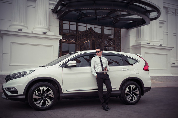 Về tính hiệu quả, Honda CR-V sở hữu động cơ i-VTEC, 4 xy lanh thẳng hàng, 16 van, với hộp số tự động 5 cấp mang lại khả năng phản ứng linh hoạt trong mọi điều kiện và trải nghiệm lái hoàn hảo. Thêm vào đó, xe cũng được trang bị hệ thống trợ lực lái điện thích ứng nhanh với chuyển động (MA-EPS).