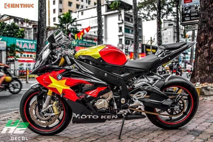 Mẫu sportbike BMW S1000RR được trang bị động cơ 4 xi-lanh thẳng hàng, làm mát bằng dung dịch, DOHC, dung tích 999 cc kết hợp hộp số 6 cấp, sản sinh công suất 198 mã lực tại 13.500 vòng/phút, mô-men xoắn cực đại 113 Nm tại 10.500 vòng/phút. Khả năng tăng tốc từ 0 lên 100 km/h trong 3,1 giây, tốc độ tối đa trên 300 km/h.