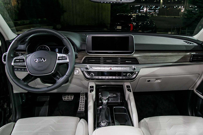 Về nội thất, tương tự Hyundai Palisade 2020, cabin Telluride có rất nhiều "đồ chơi" tiện nghi có thể nói đến như: màn hình cảm ứng 10,25 inch hỗ trợ kết nối Apple CarPlay & Android Auto, dàn âm thanh 10 loa 630-watt từ Harman Kardon. 06 cộng sáu cổng sạc USB ở 3 hàng ghế, và sạc không dây hiện đại,…