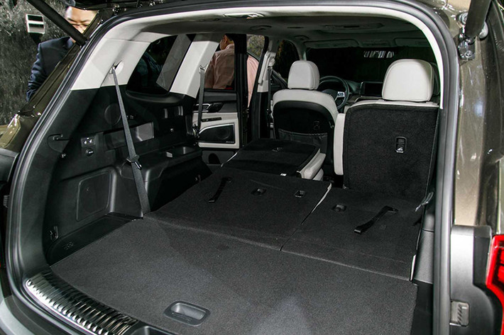 Xe có 04 chế độ lái (thông minh – Smart; tiết kiệm – Eco; thể thao – Sport, và thoải mái -Comfort), chế độ đi đường tuyết (Snow) và AWD Lock. Cụ thể, chế độ Eco & Smart sử dụng cầu trước, trong khi ở chế độ Comfort & hoặc Snow (tuyết) tỉ lệ phân bổ mô-men xoắn là 80% ở cầu trước và 20% cầu sau, chế độ Sport là 65/35 và AWD Lock là 50/50.
