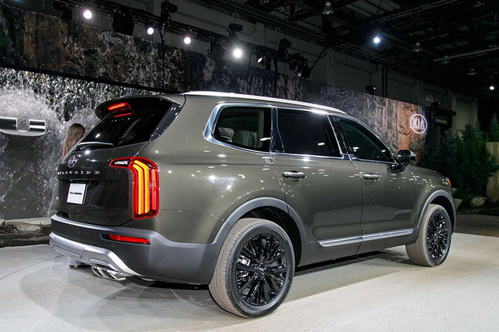 Với mẫu SUV hạng sang Kia Telluride 2020 mới, hãng xe hàn Quốc đã thể hiện rằng hãng có thể ứng dụng ngôn ngữ thiết kế mới của hãng để tạo ra mội mẫu xe với ngoại hình cá tính hơn, trong khi vẫn được tích hợp những công nghệ mới nhất trong khoang lái.