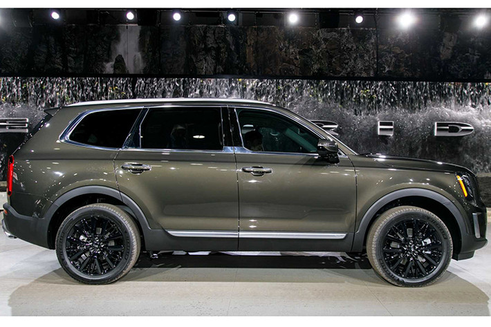 Telluride là chiếc SUV hàng đầu "flagship" của Kia tương tự như Palisade của Hyundai, được biết cả 2 mẫu xe này đều chia sẻ chung nền tảng khung gầm được phát triển bởi Hyundai Motor Group. Kia Telluride 2020 cùng với ‘’người anh em’’ Hyundai Palisade 2020 sẽ tham gia vào phân khúc SUV 3 hàng ghế cỡ tầm trung đầy béo bở tại thị trường Bắc Mỹ.