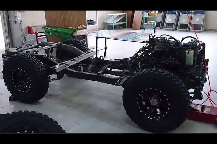 Vì Suzuki Jimny nhỏ hơn nhiều so với Mercedes-AMG G63 6x6 nên nhóm sinh viên phải thay đổi kích thước của những phụ kiện này. Tất nhiên, chiếc Mercedes-AMG G63 6x6 của nhóm sinh viên Nhật Bản với động cơ vẫn giữ nguyên. Tại Nhật Bản, Suzuki Jimny đời cũ sử dụng động cơ xăng 3 xy-lanh, tăng áp, sản sinh công suất tối đa khoảng 60 mã lực.