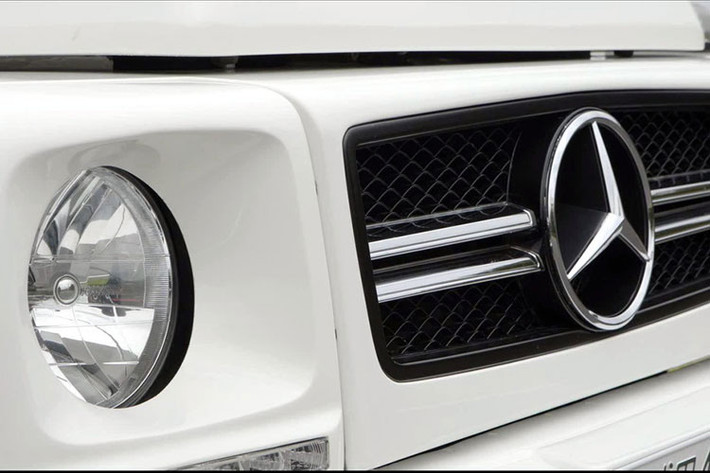 Chiếc Mercedes-AMG G63 6x6 "xịn" được trang bị sàn thùng sau ốp gỗ cao cấp. Trong khi đó, chiếc của nhóm sinh viên Nhật Bản chỉ đi kèm sàn thùng sau bằng thép nhưng được sơn airbrush tạo cảm giác như ốp gỗ.