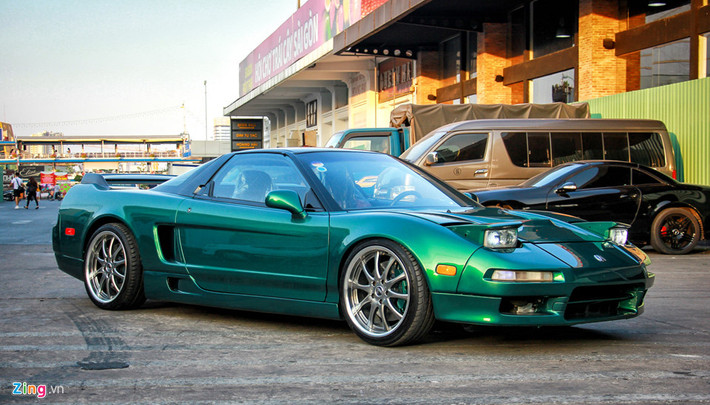 Nhắc đến Honda NSX là nhắc đến một huyền thoại trên đường phố, sản xuất trong giai đoạn 1990-2005. Hãng xe Nhật bán mẫu xe này tại Mỹ với tên gọi là Acura NSX từ năm 1991.