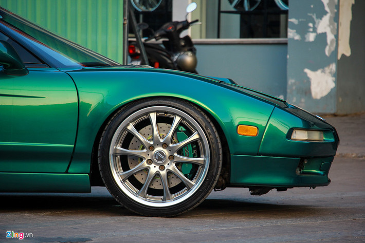 Honda đã dành 140 triệu USD cho dự án NSX, một nửa trong số đó để phát triển chiếc xe và một nửa để xây dựng nhà máy lắp ráp. Mục tiêu của hãng xe hơi Honda rất rõ ràng, một chiếc siêu xe, nhưng đáp ứng nhu cầu lái xe hàng ngày, ít hỏng vặt và dễ lái.