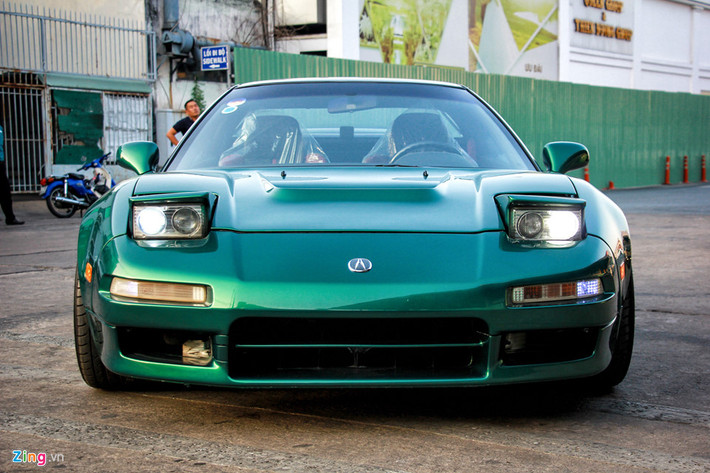Một xưởng độ xe tại quận 4 vừa "làm mới" một chiếc Acura NSX đời 1991. Đây là chiếc Acura NSX duy nhất tại Việt Nam. Chiếc xe trong bài viết thay đổi màu sơn, độ thân rộng, trang bị hệ thống ống xả và mâm xe mới.