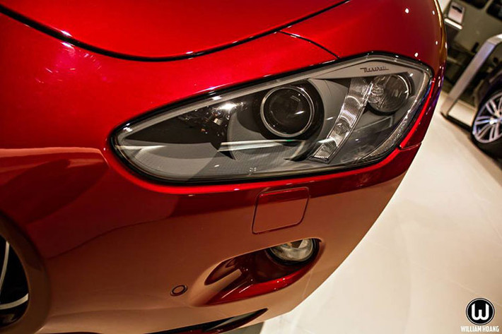 Phần đầu xe được thiết kế tương tự MC Stradale với hai mang cá hút gió ở cản trước, có tác dụng làm mát phanh và hướng luồng gió làm mát động cơ. Xe cũng sử dụng khung nhôm nguyên khối, nhờ đó giảm trọng lượng xuống còn 1.780 kg. Hệ thống đèn pha bi-xenon kết hợp với dải LED định vị cũng được trang bị.