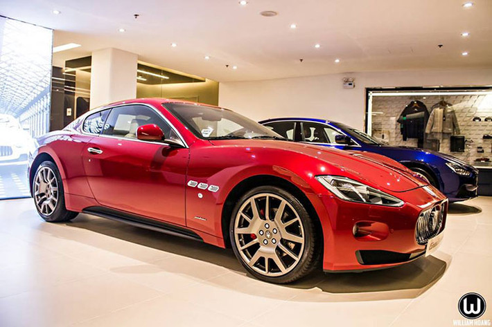 Tại thị trường Việt Nam, mẫu xe GranTurismo mới được Maserati phân phối chính hãng, đặc biệt là sự xuất hiện của phiên bản trong gam màu đỏ đun ấn tượng. Được biết, mức giá niêm yết chính hãng cho mẫu xe này lên đến 9,7 tỷ đồng.