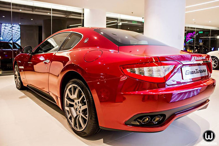 Thân xe được thiết kế bởi Pininfarina - xưởng chuyên tạo hình những chiếc Ferrari. Cả Maserati và Ferrari đều thuộc sở hữu của tập đoàn mẹ Fiat, vì vậy nhiều chi tiết thiết kế cũng như khung sườn trên Granturismo Sport được chia sẻ từ Ferrari 599 và 612. Đuôi xe ngoài cụm đèn Led thiết kế ấn tượng là bộ đôi ống xả kép đầy mạnh mẽ.