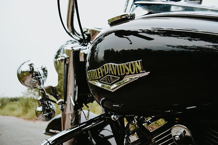 Road King 2017 sở hữu bình xăng lớn dung tích 23 lít cho người sử dụng có thể chạy trên những cung đường dài mà không lo về vấn đề tiếp nhiên liêu. Ngoài những đường viền cách điệu trên bề mặt, hai bên bình xăng là logo cách điệu của thương hiệu môtô Mỹ - Harley-Davidson.