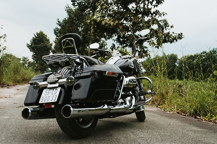 Harley-Davidson Sài Gòn vừa chính thức giới thiệu chiếc Road King 2017 tại thị trường môtô phân khối lớn tại Việt Nam. So với thế hệ trước, dòng xe này gần như không thay đổi về thiết kế. Tuy nhiên, động cơ và hệ thống giảm xóc của xe đều là trang bị mới, lần đầu tiên xuất hiện.