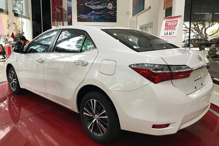 Toyota Corolla Altis 2.0V mới có kích thước 4.620mm dài, 1.775mm rộng và 1.460mm cao, cùng chiều dài cơ sở 2.700mm. Phần đầu xe dạng chữ T thiết kế hiện đại với lưới tản nhiệt mảnh hơn với 1 nan, nối 2 cụm đèn pha với nhau, vuốt dài sang hai bên tạo cảm giác thân xe rộng hơn.