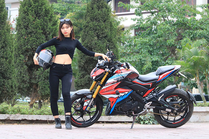 Cụ thể, phần đầu xe với mặt nạ thiết kế chịu ảnh hưởng từ huyền thoại Kawasaki Z1000, hướng đến sự mạnh mẽ và hầm hố. Thêm vào đó là cặp đèn L4 tăng khả năng chiếu sáng khi di chuyển trong cung đường tối.