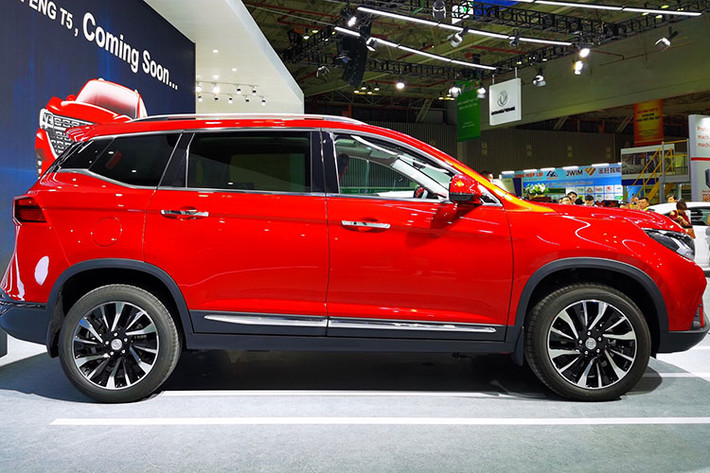 DongFeng là hãng sản xuất ôtô đến từ Trung Quốc, phổ biến ở Việt Nam với một số dòng xe tải nặng, máy móc nông nghiệp. Về ngoại hình, xe sở hữu thiết kế nhấn nhá khiến nhiều người lầm tưởng nó là một mẫu SUV đến từ Đức, xe có chiều dài 4,53 mét và chiều dài cơ sở là 2,72 mét.