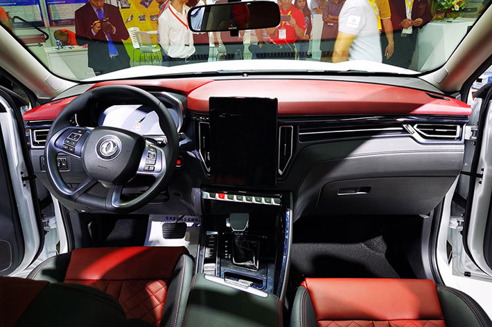 Bên trong nội thất, Dongfeng T5 được trang bị một màn hình LCD 12 inch ở bảng đồng hồ (hiển thị được cả bản đồ) và màn hình LCD 12,3 inch ở cụm điều khiển trung tâm có thể kết nối Apple Car Play. Đây là trang bị vốn chỉ xuất hiện trên các dòng xe sang đắt tiền, tuy nhiên nếu quan sát kỹ sẽ thấy nó không được "mượt" như quảng cáo từ nhà sản xuất.