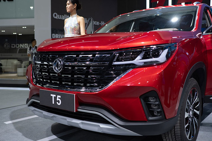 Thiết kế phần đầu của mẫu xe Dongfeng T5 tại Việt Nam có những đường nét được nhận định là khá giống Volkswagen. Đầu xe với cụm đèn chiếu sáng ăn sâu vào lưới tản nhiệt mang đến cảm giác như VW Touareg.