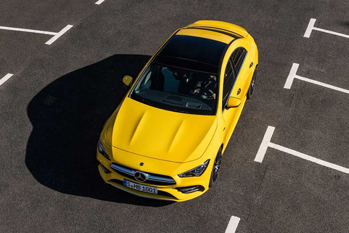 Mặt trước của AMG CLA 35 4MATIC mới được thiết kế thấp với lưới tản nhiệt hình thang đi kèm các hoạ tiết kim cương, hệ thống đèn pha LED Performance đi kèm dải đèn định vị tạo hình boomerang.