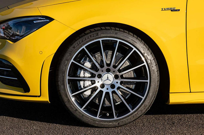 CLA 35 4Matic được trang bị bộ mâm AMG 18 inch tiêu chuẩn (mâm 19inch là tuỳ chọn), hệ thống phanh AMG hiệu năng cao với kẹp phanh 4-piston và đĩa đục lỗ có đường kính 350mm ở phía trước, và kẹp phanh 1-piston và đĩa 330mm ở phía sau.