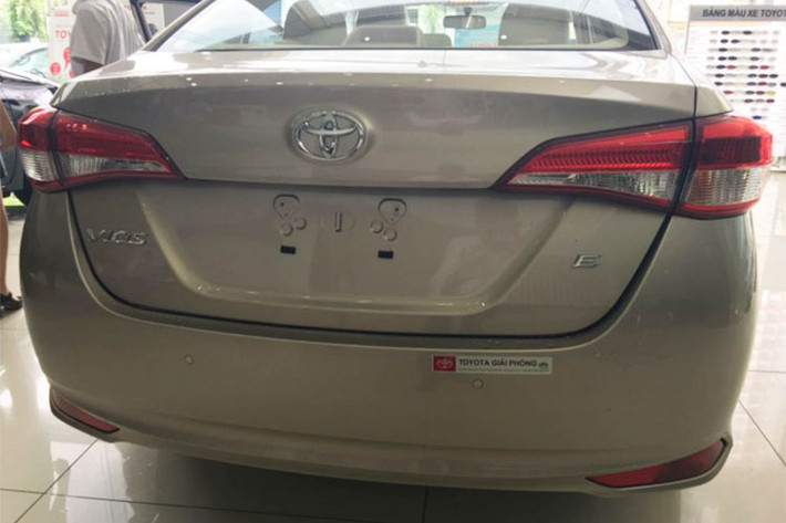 Bên trong nội thất cho thấy vô lăng kiểu mới giống Altis, điều hòa cơ, hệ thống giải trí CD, cần số tự động, ghế nỉ màu be nên có thể đây là phiên bản E AT. Ở phiên bản này cũng cho thấy xe chưa được trang bị hệ thống chìa khóa thông minh và nút bấm khởi động start/ stop, người dùng vẫn phải cho chìa khóa vào ổ để khởi động xe.