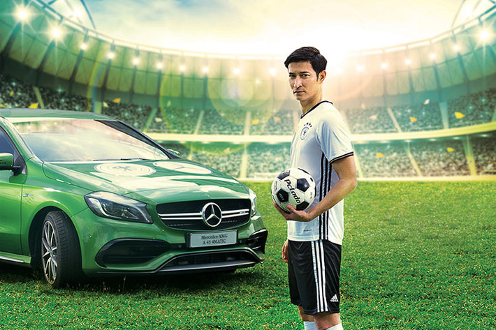 Mercedes-Benz A 45 mới được điều chỉnh một số chi tiết. Cản trước và lưới tản nhiệt được tái thiết kế giúp phần đầu xe trở nên đầy sức sống.