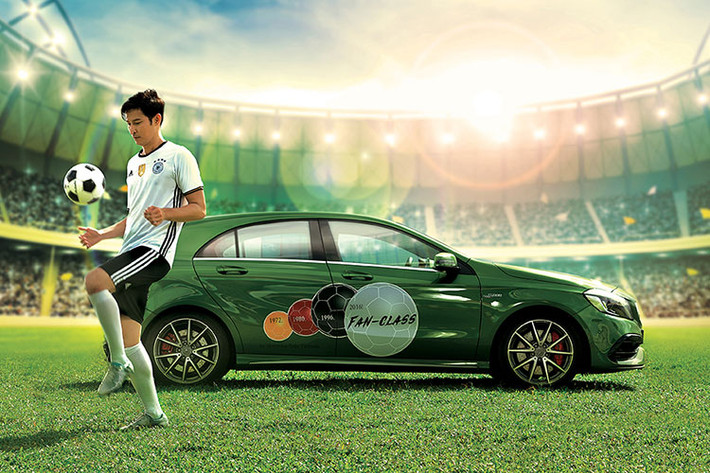 Chính vì vậy, trong bộ ảnh đầy chất Euro 2016 này, cùng với Huy Khánh cổ vũ cho đội tuyển bóng đá Đức chính là chiếc hatchback Mercedes AMG A45 4MATIC 2016 màu xanh cánh cam được trưng dụng như một phông nền đặc biệt làm nổi ý đồ bộ ảnh.