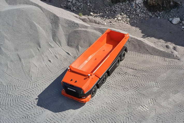 Là mẫu xe tải tự động hoàn toàn, chiếc xe tự lái Scania AXL thậm chí còn không có khoang lái. Thay vào đó là môđun thông minh điều khiển mọi hoạt động và vận hành xe.