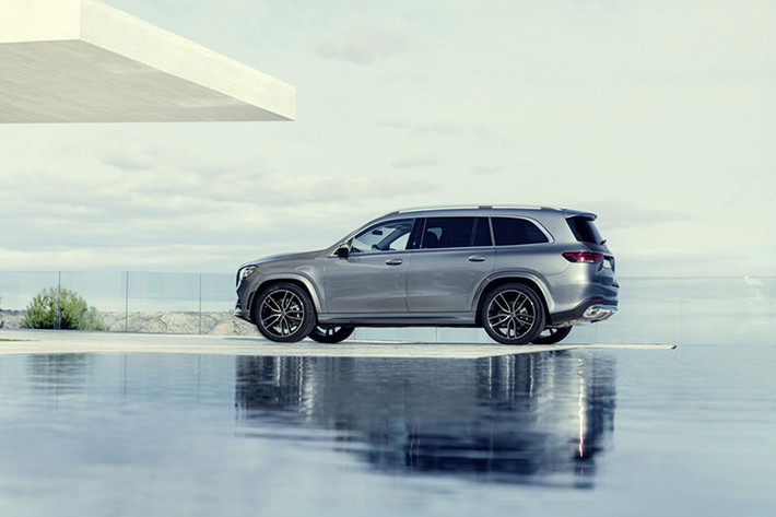 Như vậy, nhiều khả năng thế hệ mới của mẫu xe Mercedes-Benz GLS 2020 thế hệ mới này vẫn sẽ có mức giá hấp dẫn khi đối đầu với các đối thủ như BMW X7 vừa ra mắt (7,499 tỷ), Lexus LX570 (8,18 tỷ) hay Infiniti QX80 (6,999 tỷ đồng).