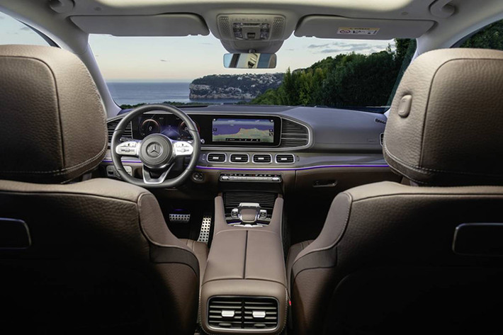Ngoài ra, Mercedes-Benz GLS 2020 cũng được hãng xe Đức ưu ái với nhiều trang bị cao cấp, hiện đại như 2 màn hình giải trí kích cỡ 11,6 inch riêng cho hàng ghế sau, màn hình hiển thị kính lái dạng HUD, các công nghệ hỗ trợ lái mới nhất hay gói Rear Comfort Plus với máy tính bảng tích hợp sẵn MBUX.