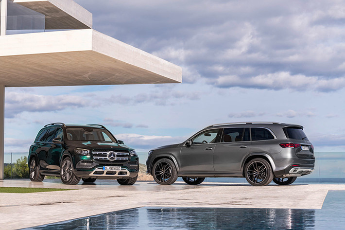 Hiện tại, các tư vấn bán hàng đã bắt đầu mời chào khách hàng Việt đặt cọc cho Mercedes-Benz GLS 450 thế hệ mới với thời điểm về nước dự kiến là đầu năm sau. Mức giá dự kiến vẫn chưa được hé lộ trong khi thế hệ hiện tại của mẫu SUV hạng sang này có giá 4,209 tỷ đồng cho phiên bản GLS 350d 4Matic thấp nhất.