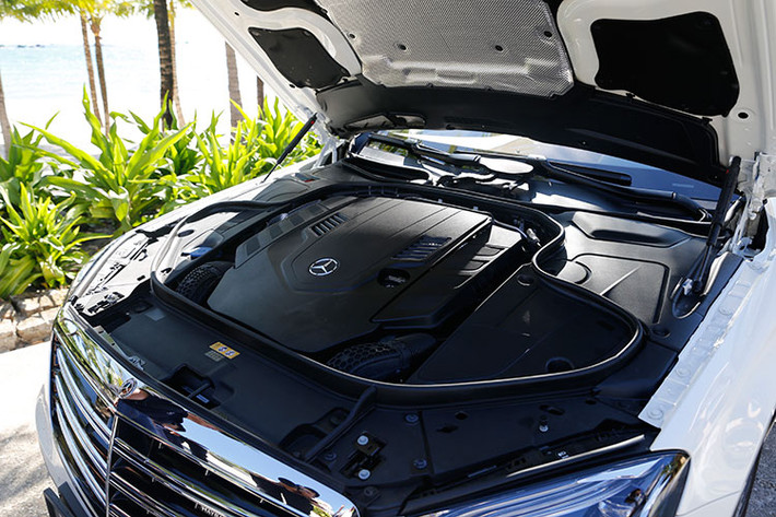 Hiện nay, hãng xe Mercedes của Đức đã giá bán chính thức của siêu phẩm S560 2018 tại thị trường Việt Nam là 11.099 tỷ đồng, mẫu xe này hứa hẹn sẽ gây sức ép mạnh mẽ tới các đối thủ trong cùng phân khúc xe sedan hạng sang cỡ lớn như BMW 7-Series, Audi A8, Lexus LS, Jaguar XJ.