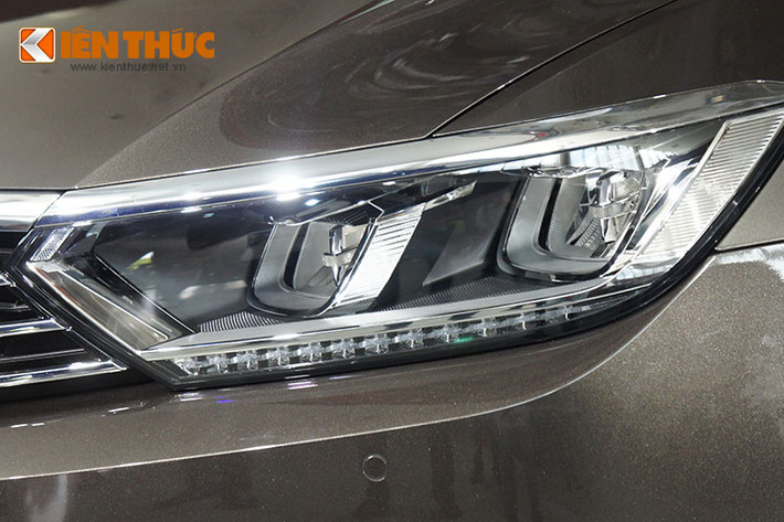 Đèn pha sử dụng hệ thống đèn LED và được thiết kế rất trang nhã với phần mí mắt dạng đèn báo phía dưới, thiết kế của cụm đèn trước khá cân xứng với lưới tản nhiệt của xe mang đậm chất thực dụng và nam tính.