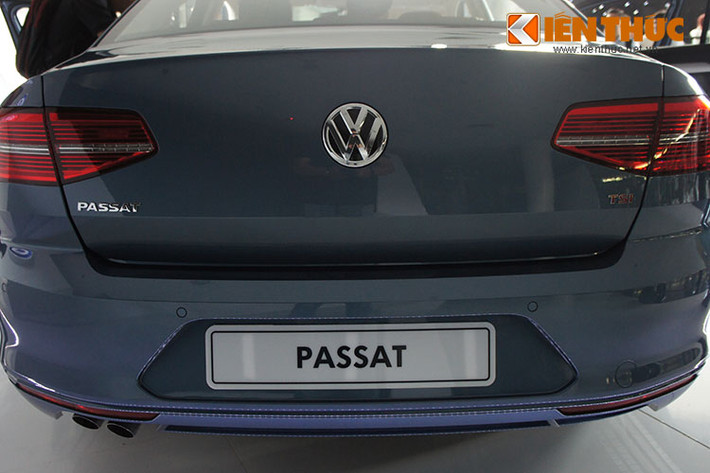 Ở phần đuôi xe, nhìn chung thì thiết kế của Passat mang đầy sự gai góc của một mẫu sedan to lớn, góc cạnh và đầy mạnh mẽ. Đuôi xe với cản sau lớn, đuôi rộng cùng bộ ống xả kép được thiết kế về bên phải, pad biển số nằm thấp cùng dải đèn báo phía dưới.