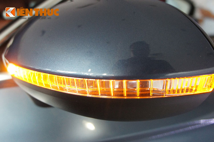 Đèn báo rẽ dạng led cũng được thích hợp trên gương chiếu hậu của xe với thiết kế kéo dài vòng quang gương khá ấn tượng.