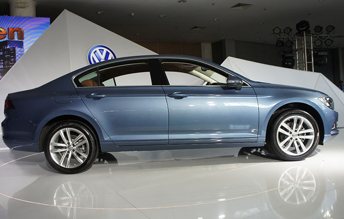Volkswagen Passat thế hệ mới có kiểu dáng đơn giản, không cầu kỳ nhưng rất bắt mắt với các đường nét thẳng tắp dứt khoát, thể hiện vẻ thanh lịch, hiện đại. Nội thất xe cũng được thiết kế trẻ trung với nhiều đường thẳng thay vì các nét cong uốn lượn.