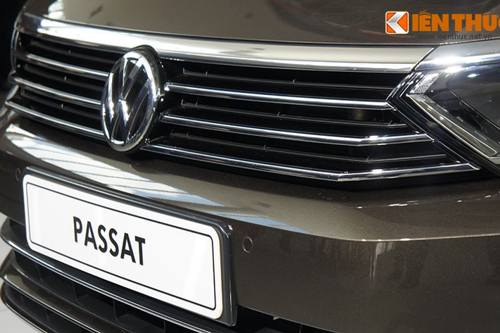Điểm gây ấn tượng đầu tiên của Passat là hệ thống đèn trước và thanh lưới tản nhiệt thiết kế thánh lớn nằm ngang. Phong cách thiết kế này khiến cho khó có thể nhầm lẫn Passat với bất kỳ mẫu xe nào khác trên thị trường.