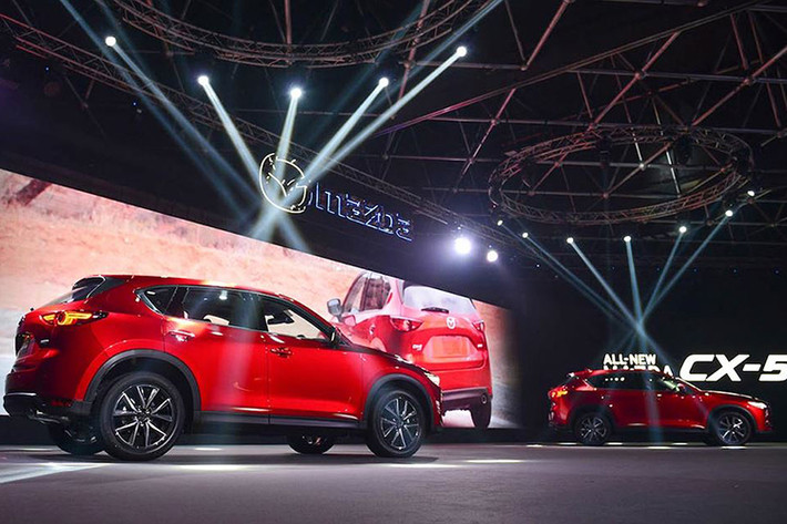 Không gian nội thất của Mazda CX-5 được trang bị một loạt những tiện nghi cao cấp như ghế bọc da, ghế lái chỉnh điện 8 hướng, cửa sổ trời, chìa khóa thông minh, màn hình thông tin giải trí 7 inch, dàn âm thanh với 10 loa Bose cao cấp. Xe cũng được bổ sung 3 tùy chọn màu ngoại thất gồm Đỏ Ngọc (Soul Red Crystal), Xám (Machine Grey) và Trắng Ngọc (Snowflake Pearl White).