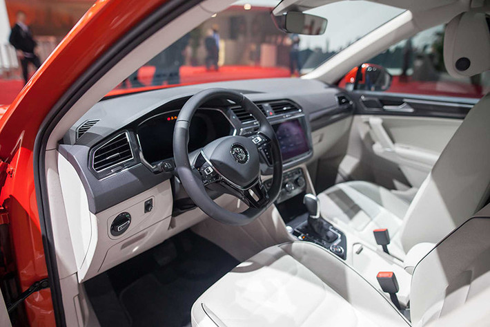 Bên trong nội thất, Tiguan Allspace nổi bật với màn hình kỹ thuật số hiển thị thông tin cho người lái thay cho đồng hồ truyền thống, màn hình cảm ứng có hệ thống Car-Net và MirrorLink tích hợp, hỗ trợ kết nối Apple CarPlay và Android Auto, âm thanh cao cấp Fender... Phiên bản Allspace được ưu ái thêm với ghế lái chỉnh điện 8 hướng, có tích hợp sưởi.