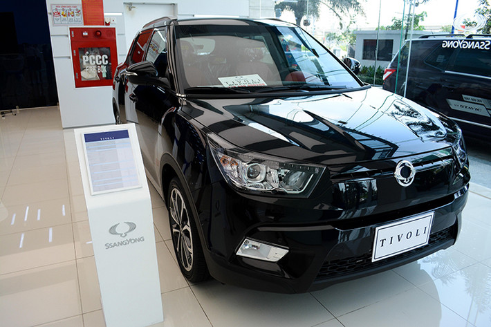 Đây là chiếc xe ôtô Ssangyong Tivoli 2017 phiên bản cao cấp nhất mang cái tên Red Package, vừa chính thức được hãng xe hơi Hàn Quốc chính thức ra mắt tại Việt Nam. Về trang bị. phiên bản Red Package này tương đồng với phiên bản cao cấp Tivoli AT DLX từng bán ra tại Việt Nam nhưng được bổ sung nội thất đỏ thể thao.