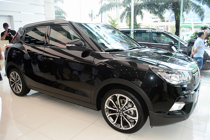 So với đối thủ Ford EcoSport đang bán tại Việt Nam, Ssangyong Tivoli sở hữu những trang bị không kém cạnh như gương kính chỉnh điện, đèn xi-nhan tích hợp gương chiếu hậu, vô-lăng tích hợp nút bấm…Đồng thời có thêm nhiều trang bị khá hấp dẫn như gập gương điện, điều khiển tay ga hành trình, 3 chế độ lái… Tuy nhiên mức 776 triệu vẫn khá cao, người dùng ở Việt Nam có nhiều lựa chọn trong tầm giá này.