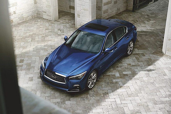 Nằm dưới nắp ca-pô của Q50 Signature Edition là động cơ V6 3.0l tăng áp kép được điều chỉnh ở mức công suất hạng trung trong dòng sản phẩm Q50 là 300 mã lực, kết hợp cùng hộp số tự động 7 cấp. Xe sẽ được bán với 7 màu và số lượng giới hạn từ tháng 5 tới. Giá xe Infiniti Q50 Signature Edition hiện vẫn chưa được tiết lộ.