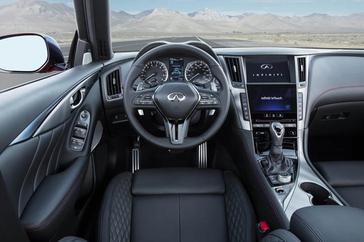 Những trang bị cao cấp trên Infiniti Q50 Signature Edition gồm: hàng ghế trước cùng vô-lăng có sưởi, khởi động máy từ xa, hệ thống định vị Infiniti InTouch, nhận dạng giọng nói và radio vệ tinh Sirius XM thuê bao 4 năm.
