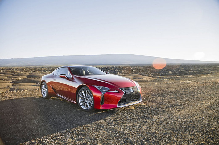 Theo Lexus mẫu LC 500 mới này điểm đặc biệt là dù xe của hãng không mạnh ở mảng hiệu suất nhưng trong quảng cáo lần này, hãng khẳng định chiếc LC 500 của mình có thể đem lại cảm giác lái hoàn hảo nhờ vào động cơ cực mạnh và tỷ lệ phân phối trọng lượng vô cùng cân bằng.