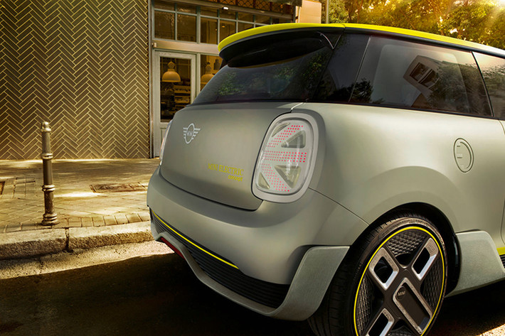 Autocar cho biết MINI Cooper S E đạt thời gian tăng tốc tương tự Cooper S dù có công suất thấp hơn và trọng lượng lớn hơn. Mẫu xe điện mới sẽ ra mắt đúng dịp kỷ niệm 60 năm thành lập Mini vào nửa cuối năm 2019, rồi được sản xuất hàng loạt ngay sau đó.