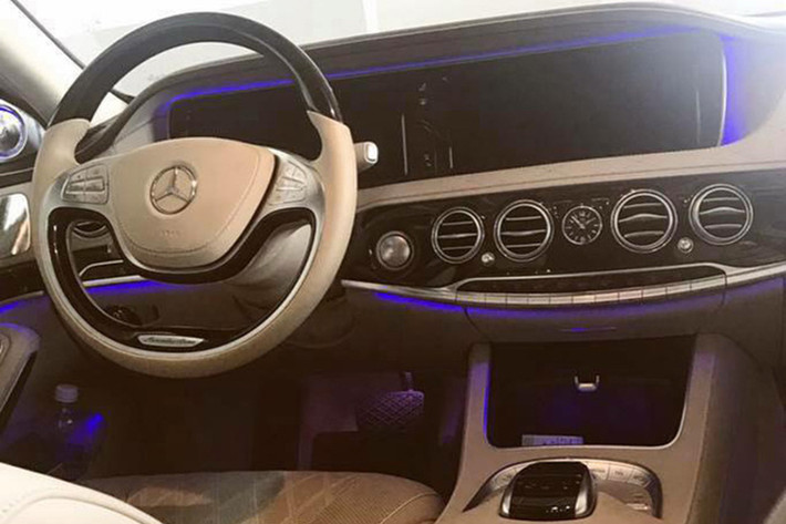 Tại thị trường Việt Nam, Mercedes-Maybach S600 chính hãng hiện có giá bán khoảng 14,448 tỷ đồng. Mức giá này được cho là cao kỷ lục so với các thị trường trên thế giới. Điểm khác biệt về thiết kế ngoại thất so với phiên bản tiêu chuẩn nằm ở lưới tản nhiệt 3 nan, bộ vành 19 inch đa chấu, ống xả kép và logo Maybach phía đuôi xe.