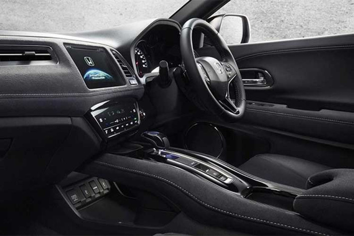 Nội thất bên dự đoán sẽ có ghế ngồi Ultra Seat, chìa khóa thông minh, nút chế độ tiết kiệm nhiên liệu ECO, kết nối bluetooth, 1 cổng USB, điều khiển điều hòa tự động cảm ứng, màn hình trung tâm cảm ứng chạm 7 inch công nghệ Advance Touch, SIRI, tích hợp smartphone, 2 cổng kết nối USB, kết nối HDMI, hệ thống âm thanh 6 loa...