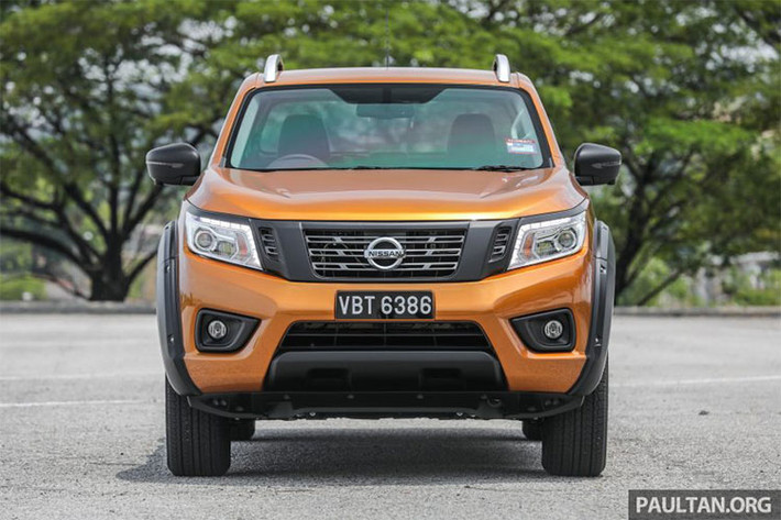 Ngoài ra, phiên bản cao cấp Navara VL Plus này còn có thêm gói ngoại thất Black Series, với giá bán 123.643 ringgit (30.200 USD). Gói này bao gồm: viền màu đen ở đèn pha, lưới tản nhiệt trước, cản trước, gáo gương, viền đèn sương mù, ốp chắn bùn bánh xe và thanh thể thao ở thùng sau.