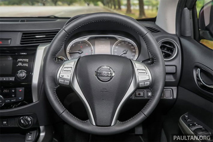Trang bị an toàn của bản Navara VL PLus mới cũng nhiều hơn, với tổng cộng 7 túi khí (2 túi khí trước, bên và túi khí rèm, cùng một túi khí bảo vệ đầu gối tài xế). Phiên bản VL thấp hơn chỉ có 3 túi khí (2 túi khí trước và 1 túi khí đầu gối tài xế), còn các phiên bản khác chỉ có 2 túi khí.