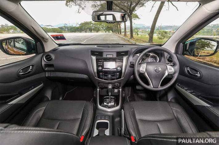 Về nội thất, Navara VL Plus vẫn sở hữu khoang cabin tương tự như bản VL, chỉ khác ở đồng hồ tốc độ kỹ thuật số được thiết kế mới nằm trong màn hình điều khiển nâng cao, mang lại nhiều thuận tiện hơn cho việc lái xe, cùng các ghế ngồi lấy cảm hứng từ Zero Gravity (không trọng lượng), giúp loại bỏ sự mệt mỏi của lái xe trong những chuyến đi dài.
