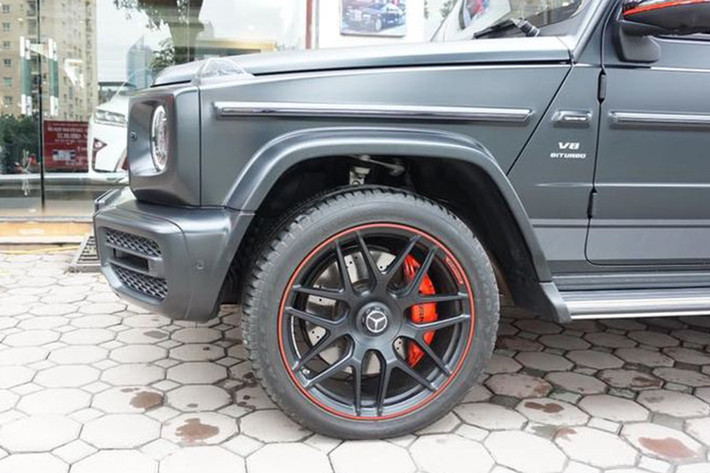 Ngoài ra, ngoại thất của xe còn đi kèm là những điểm nhấn màu đỏ như viền ở gương chiếu hậu hay bánh xe cỡ 22 inch 7 chấu kép, kẹp phanh màu đỏ cũng rất nổi bật, kết hợp với đồ họa màu xám đậm ở dưới cùng.